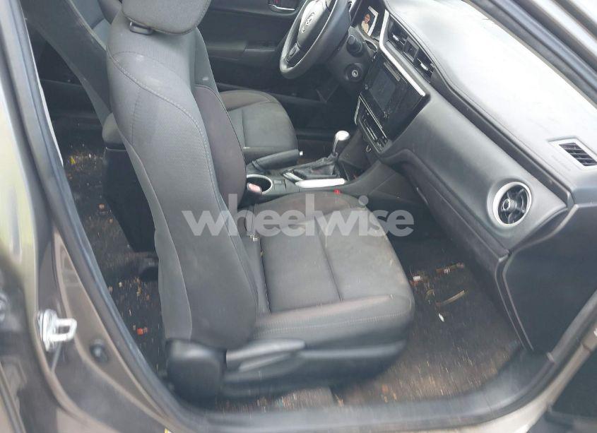 Photo 5 of 2018 Toyota Corolla LE (VIN 5YFBURHE6JP777209)