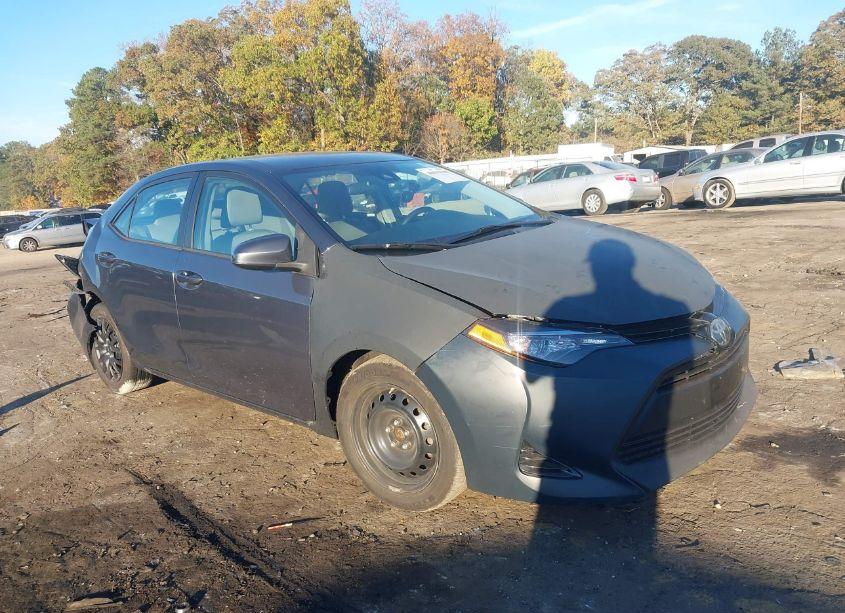 2018 Toyota Corolla LE (VIN 5YFBURHE6JP780952) main photo