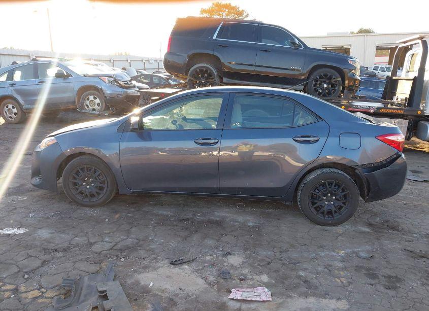 Photo 14 of 2018 Toyota Corolla LE (VIN 5YFBURHE6JP780952)