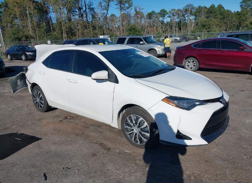 2018 Toyota Corolla LE (VIN 5YFBURHE6JP783379) main photo