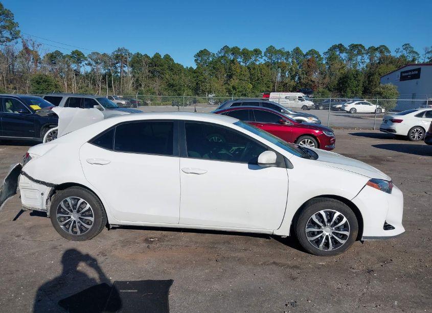Photo 13 of 2018 Toyota Corolla LE (VIN 5YFBURHE6JP783379)