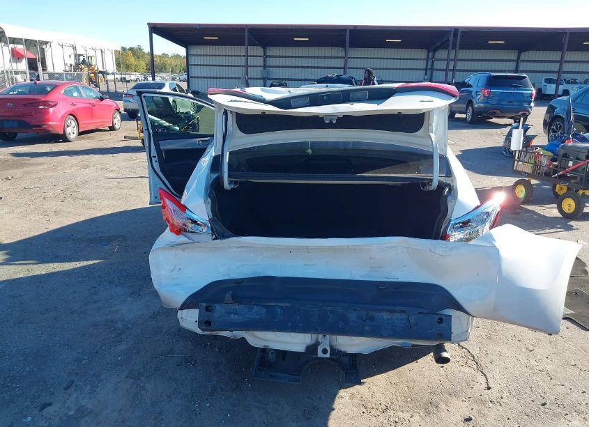 Photo 16 of 2018 Toyota Corolla LE (VIN 5YFBURHE6JP783379)