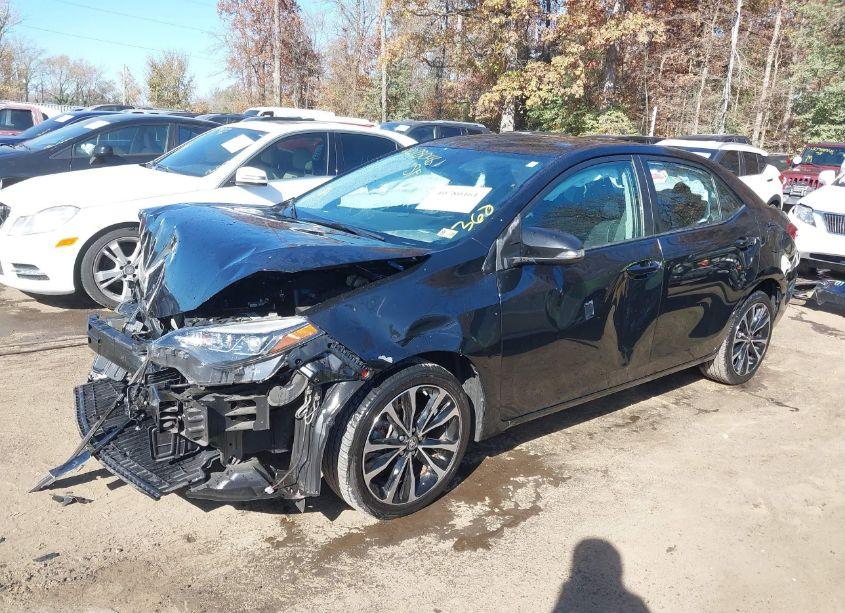 Photo 2 of 2018 Toyota Corolla SE (VIN 5YFBURHE6JP784192)