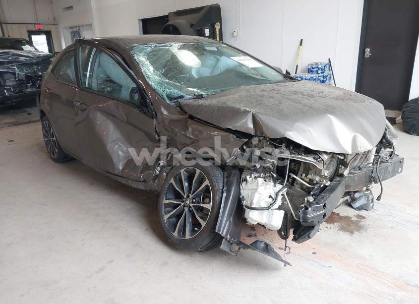 2018 Toyota Corolla SE (VIN 5YFBURHE6JP800844) main photo