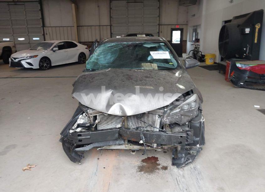 Photo 12 of 2018 Toyota Corolla SE (VIN 5YFBURHE6JP800844)