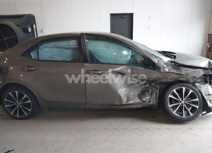 Photo 13 of 2018 Toyota Corolla SE (VIN 5YFBURHE6JP800844)