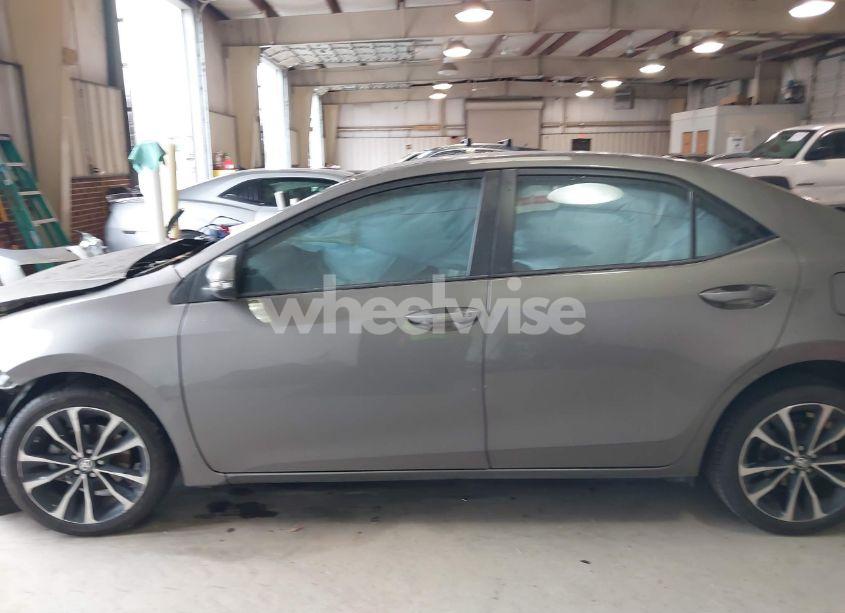 Photo 14 of 2018 Toyota Corolla SE (VIN 5YFBURHE6JP800844)