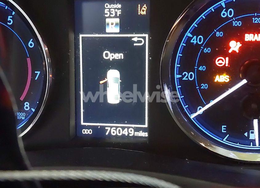 Photo 15 of 2018 Toyota Corolla SE (VIN 5YFBURHE6JP800844)