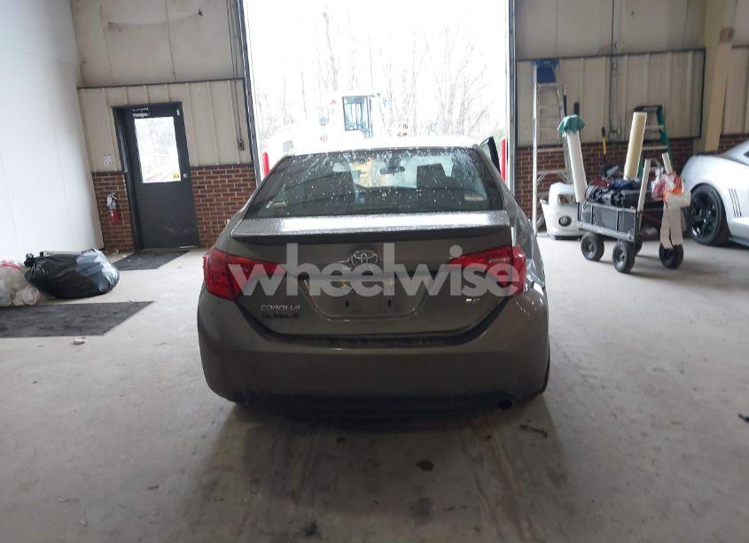 Photo 16 of 2018 Toyota Corolla SE (VIN 5YFBURHE6JP800844)