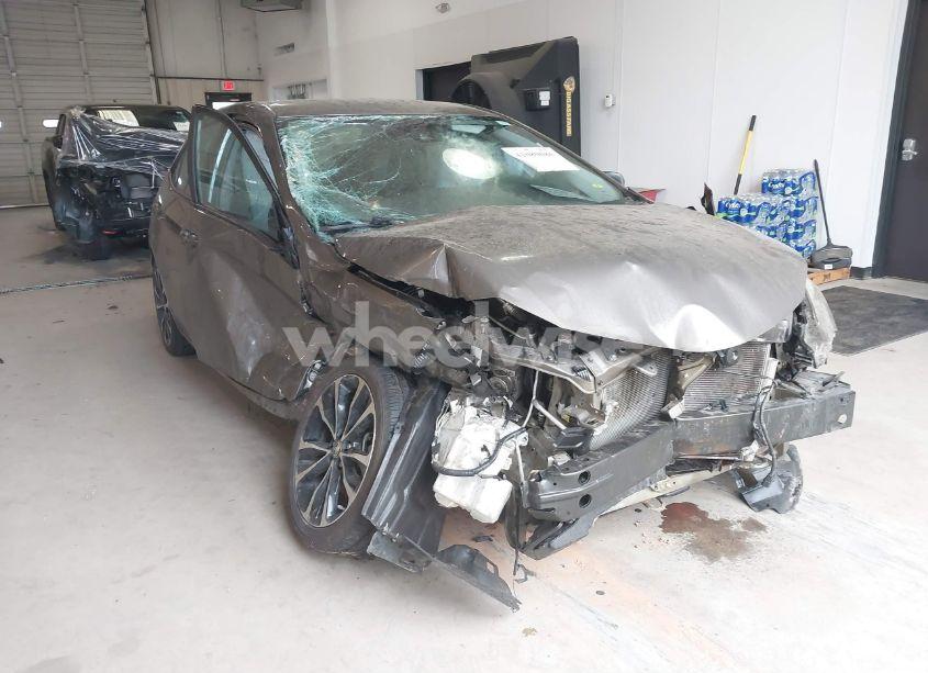 Photo 6 of 2018 Toyota Corolla SE (VIN 5YFBURHE6JP800844)