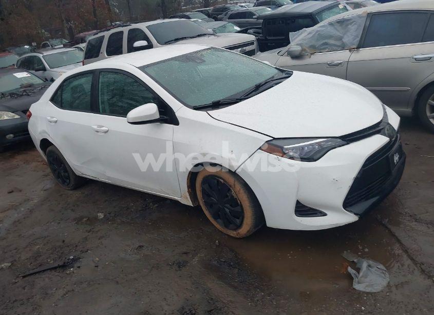 2018 Toyota Corolla LE (VIN 5YFBURHE6JP808362) main photo