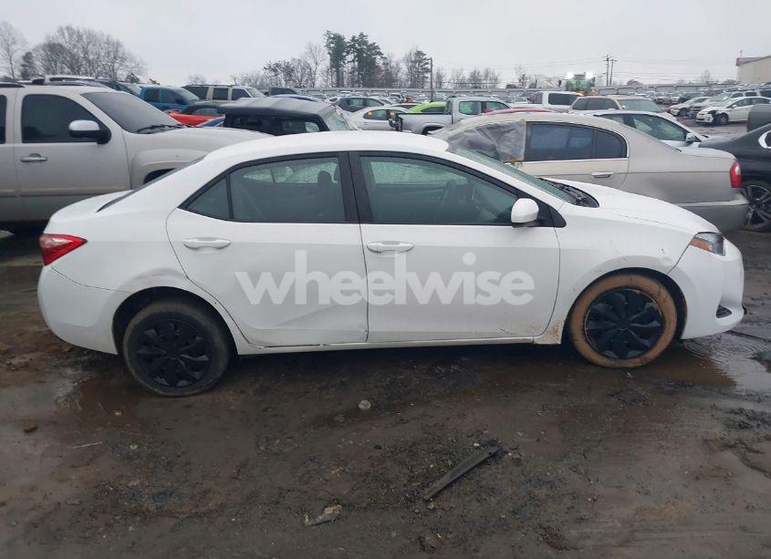 Photo 13 of 2018 Toyota Corolla LE (VIN 5YFBURHE6JP808362)