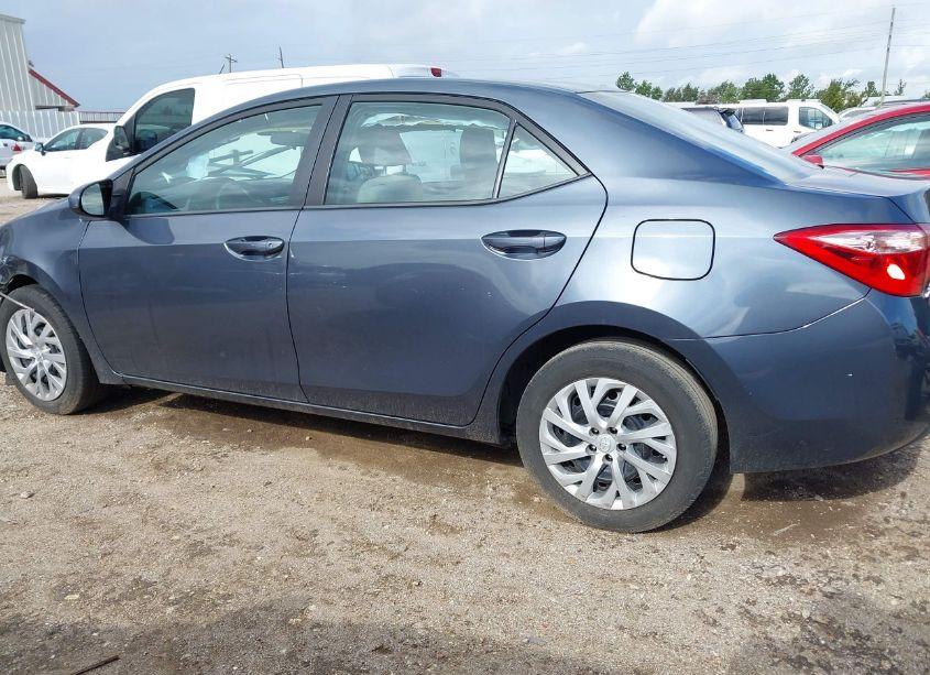 Photo 15 of 2018 Toyota Corolla LE (VIN 5YFBURHE6JP816994)