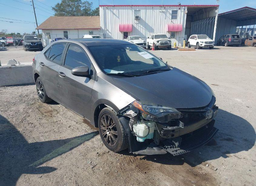 2018 Toyota Corolla LE (VIN 5YFBURHE6JP829356) main photo