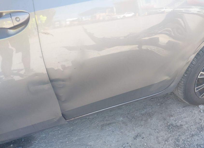 Photo 20 of 2018 Toyota Corolla LE (VIN 5YFBURHE6JP829356)