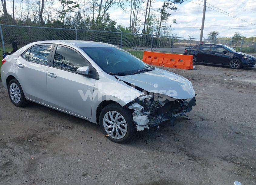 2018 Toyota Corolla LE (VIN 5YFBURHE6JP833505) main photo