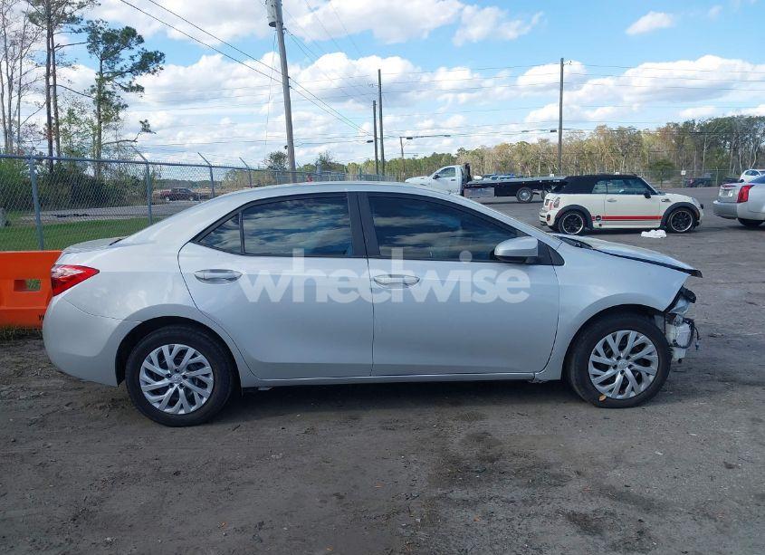 Photo 12 of 2018 Toyota Corolla LE (VIN 5YFBURHE6JP833505)