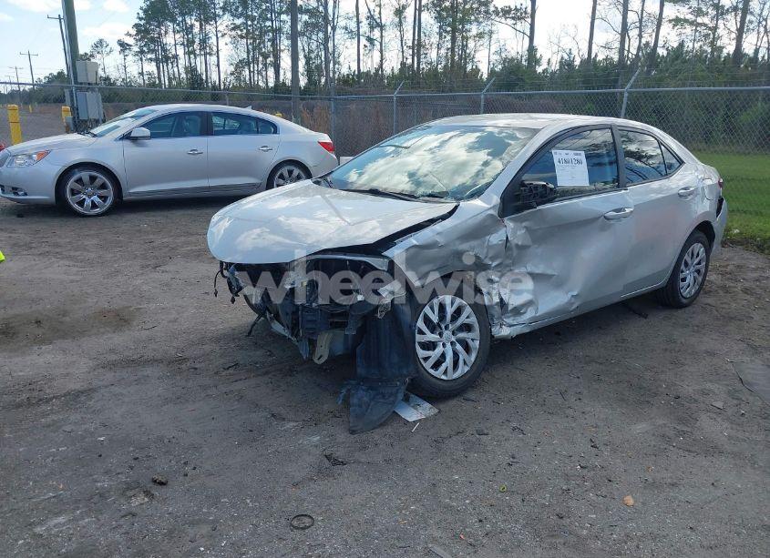 Photo 2 of 2018 Toyota Corolla LE (VIN 5YFBURHE6JP833505)