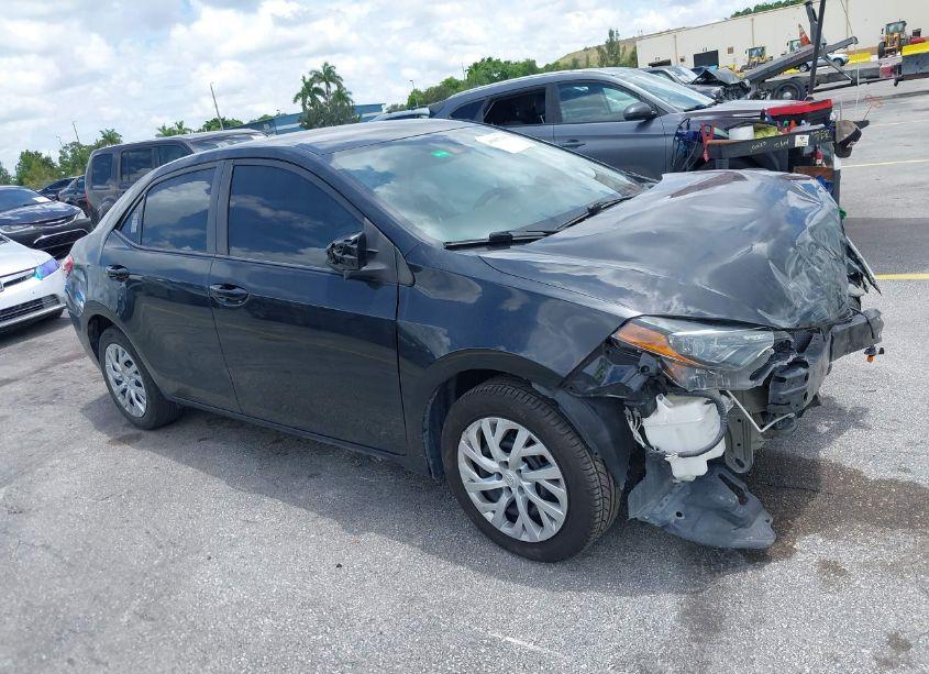 2018 Toyota Corolla LE (VIN 5YFBURHE6JP848201) main photo