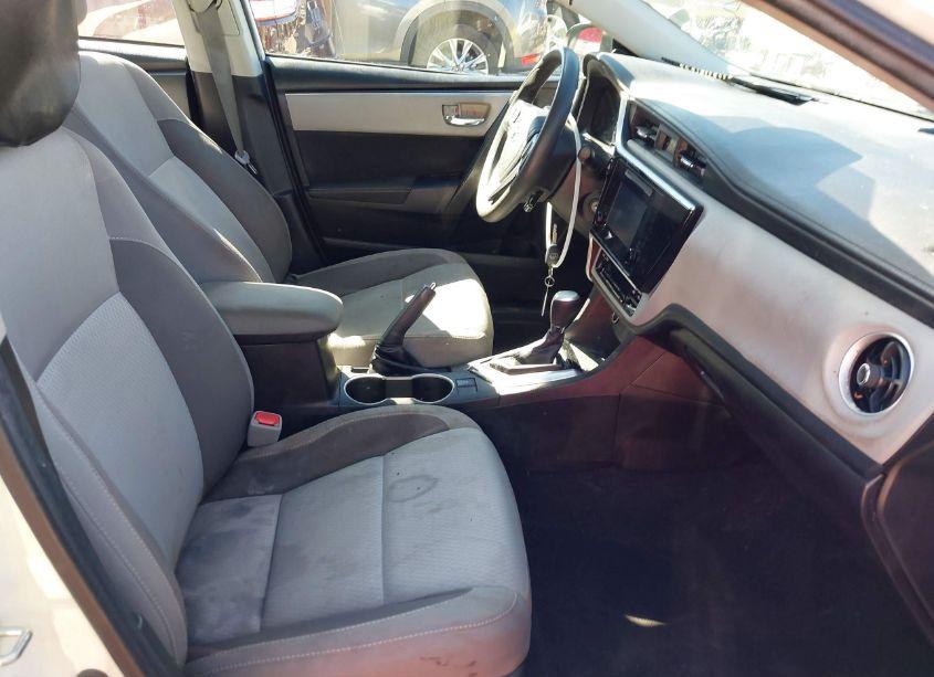 Photo 5 of 2019 Toyota Corolla LE (VIN 5YFBURHE6KP871690)