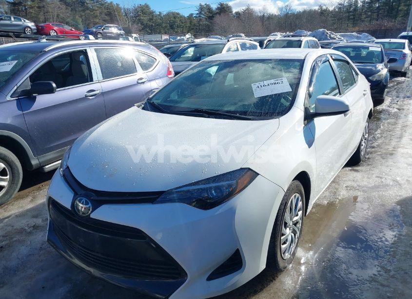Photo 2 of 2019 Toyota Corolla LE (VIN 5YFBURHE6KP894922)