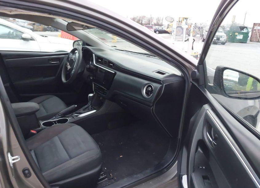 Photo 5 of 2019 Toyota Corolla LE (VIN 5YFBURHE6KP900153)