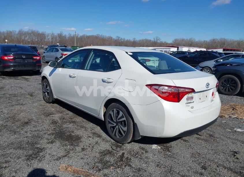 Photo 3 of 2019 Toyota Corolla LE (VIN 5YFBURHE6KP911752)