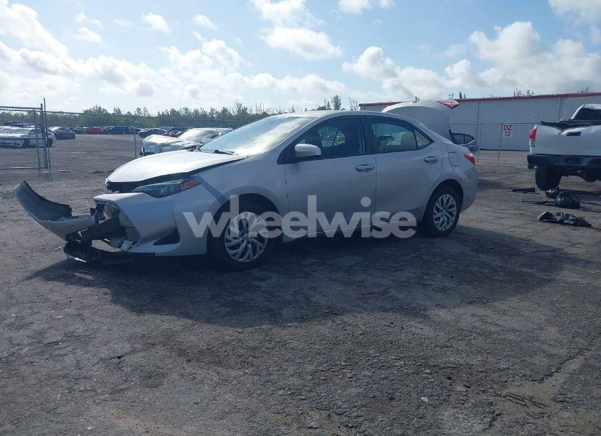 Photo 2 of 2019 Toyota Corolla LE (VIN 5YFBURHE6KP935436)