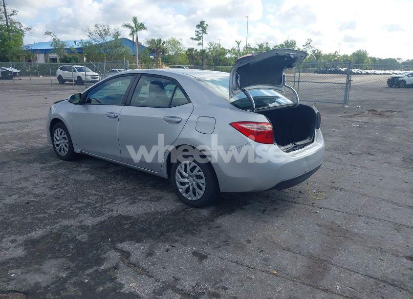 Photo 3 of 2019 Toyota Corolla LE (VIN 5YFBURHE6KP935436)