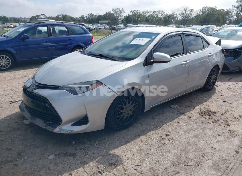 Photo 2 of 2019 Toyota Corolla LE (VIN 5YFBURHE6KP941141)