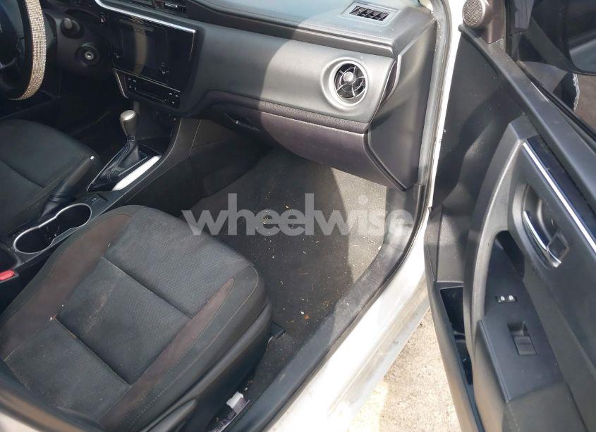 Photo 5 of 2019 Toyota Corolla LE (VIN 5YFBURHE6KP941141)