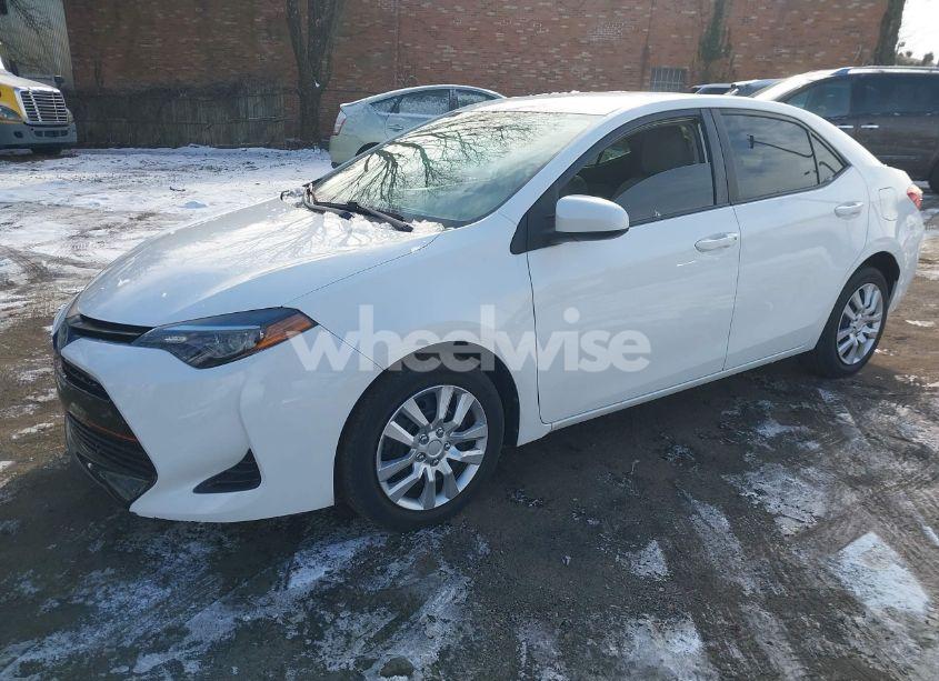 Photo 2 of 2019 Toyota Corolla LE (VIN 5YFBURHE6KP944296)