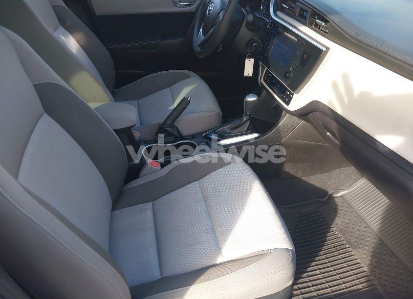 Photo 5 of 2019 Toyota Corolla LE (VIN 5YFBURHE6KP944296)