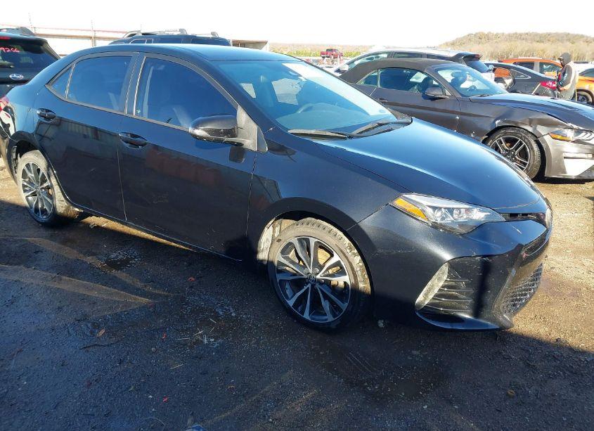 2017 Toyota Corolla SE (VIN 5YFBURHE7HP586229) main photo