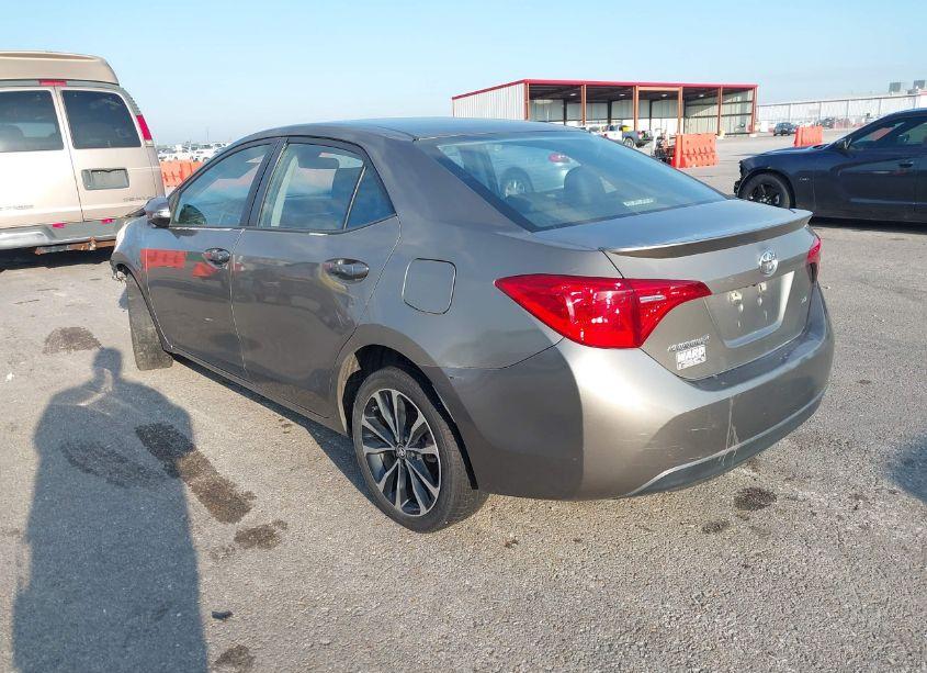 Photo 3 of 2017 Toyota Corolla SE (VIN 5YFBURHE7HP616670)