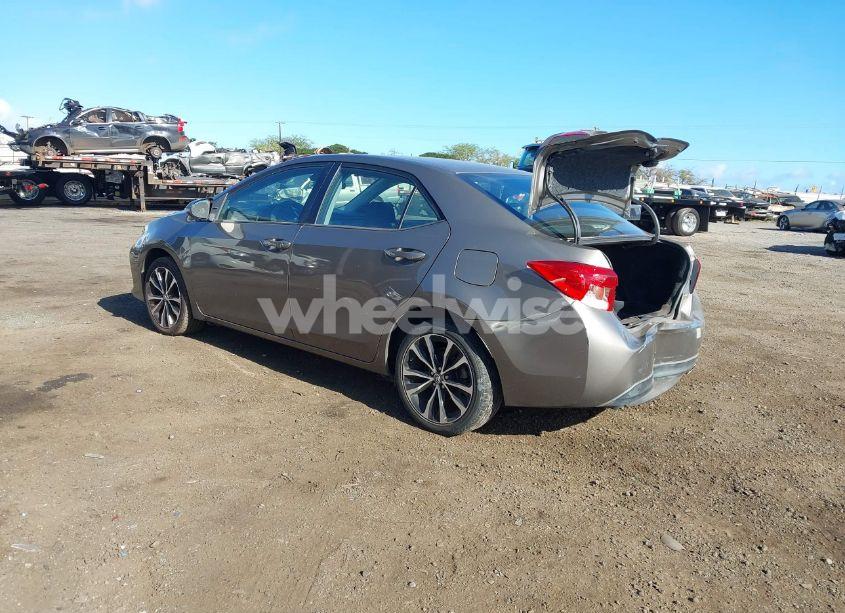 Photo 3 of 2017 Toyota Corolla SE (VIN 5YFBURHE7HP628155)