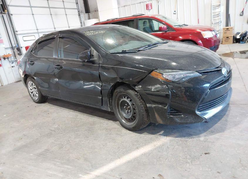 2017 Toyota Corolla LE (VIN 5YFBURHE7HP653511) main photo