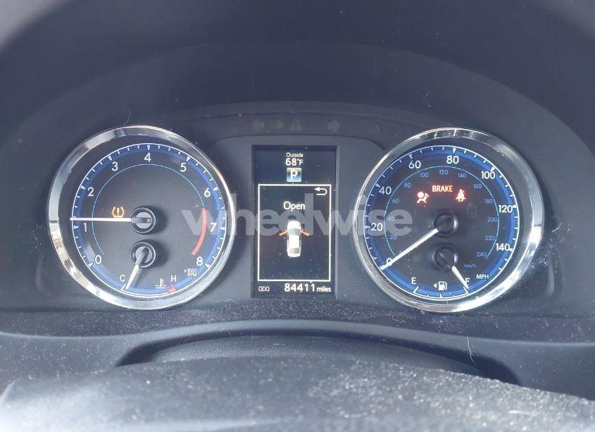 Photo 14 of 2018 Toyota Corolla SE (VIN 5YFBURHE7JP742744)