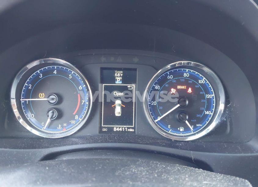 Photo 7 of 2018 Toyota Corolla SE (VIN 5YFBURHE7JP742744)