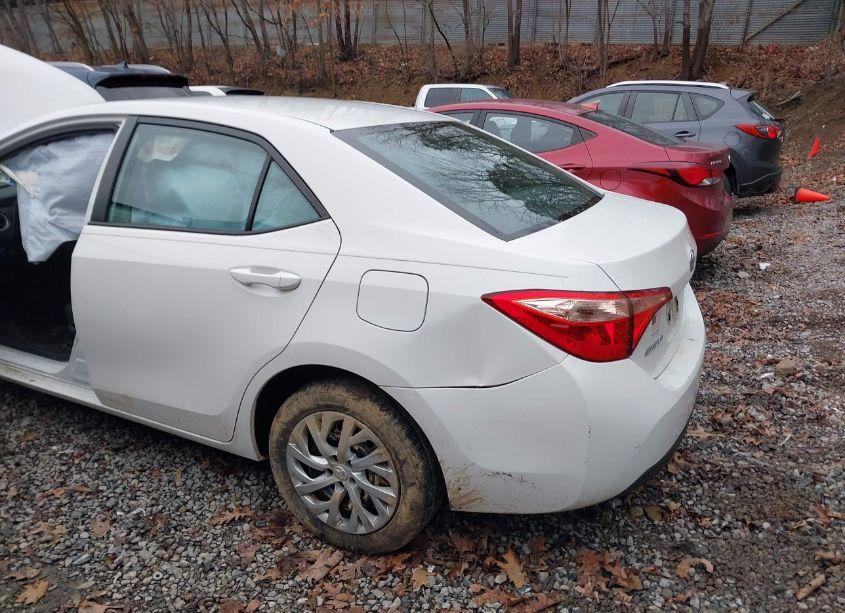 Photo 12 of 2018 Toyota Corolla LE (VIN 5YFBURHE7JP753503)
