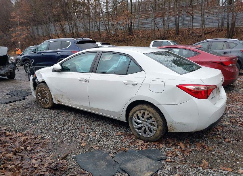 Photo 15 of 2018 Toyota Corolla LE (VIN 5YFBURHE7JP753503)