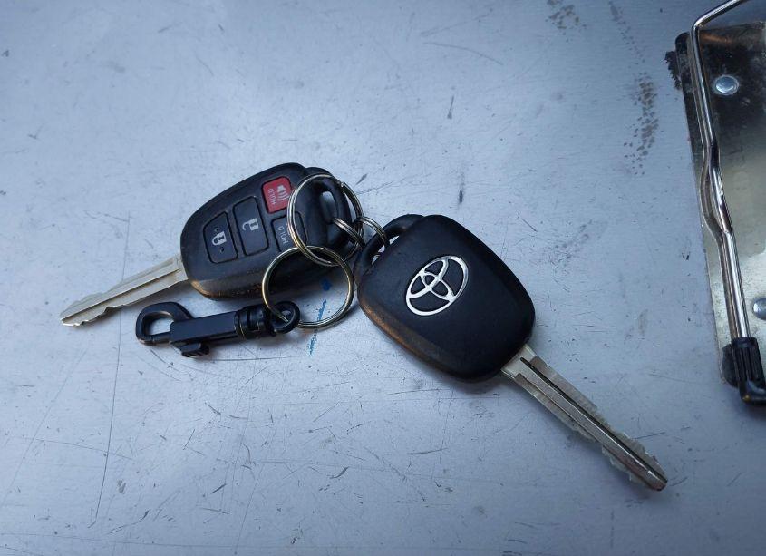 Photo 11 of 2018 Toyota Corolla SE (VIN 5YFBURHE7JP757809)