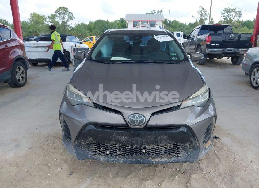 Photo 13 of 2018 Toyota Corolla SE (VIN 5YFBURHE7JP758393)
