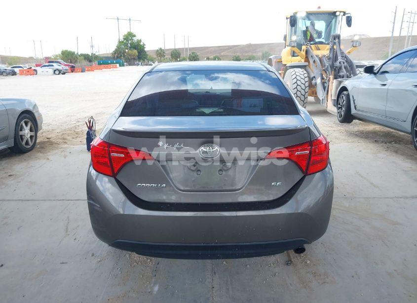 Photo 17 of 2018 Toyota Corolla SE (VIN 5YFBURHE7JP758393)