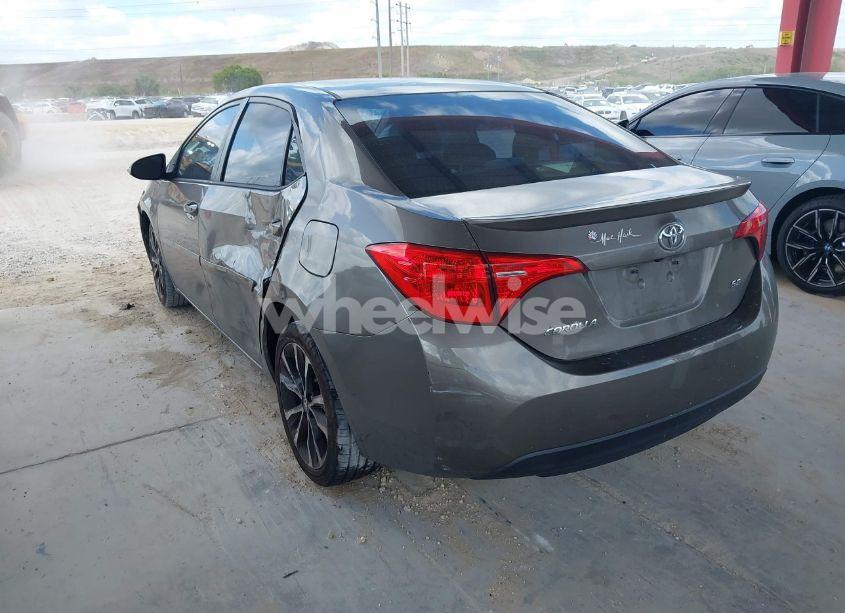 Photo 3 of 2018 Toyota Corolla SE (VIN 5YFBURHE7JP758393)