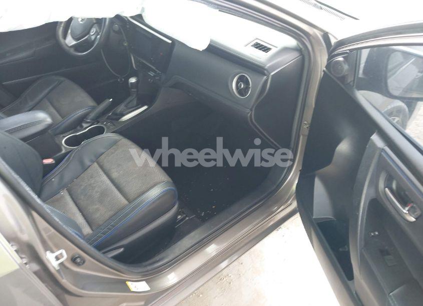 Photo 5 of 2018 Toyota Corolla SE (VIN 5YFBURHE7JP758393)