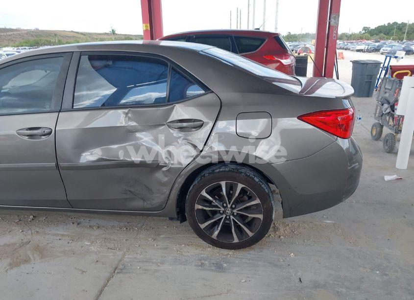 Photo 6 of 2018 Toyota Corolla SE (VIN 5YFBURHE7JP758393)