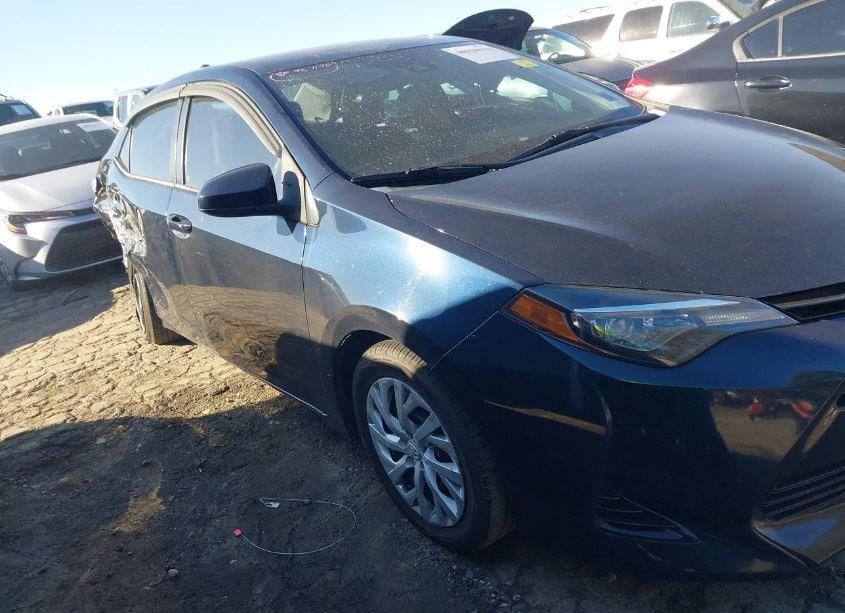 Photo 13 of 2018 Toyota Corolla LE (VIN 5YFBURHE7JP759365)