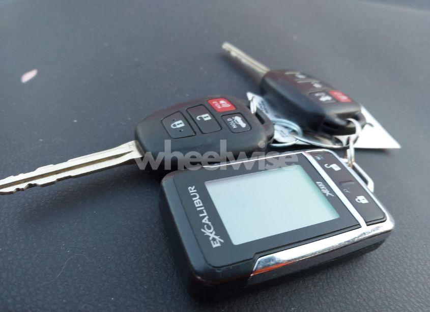 Photo 11 of 2018 Toyota Corolla SE (VIN 5YFBURHE7JP759852)