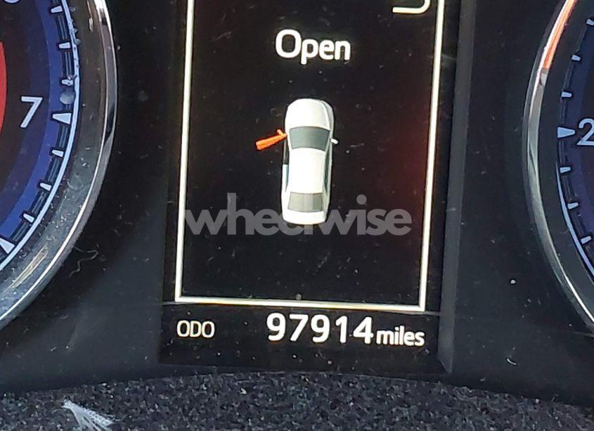 Photo 15 of 2018 Toyota Corolla SE (VIN 5YFBURHE7JP759852)